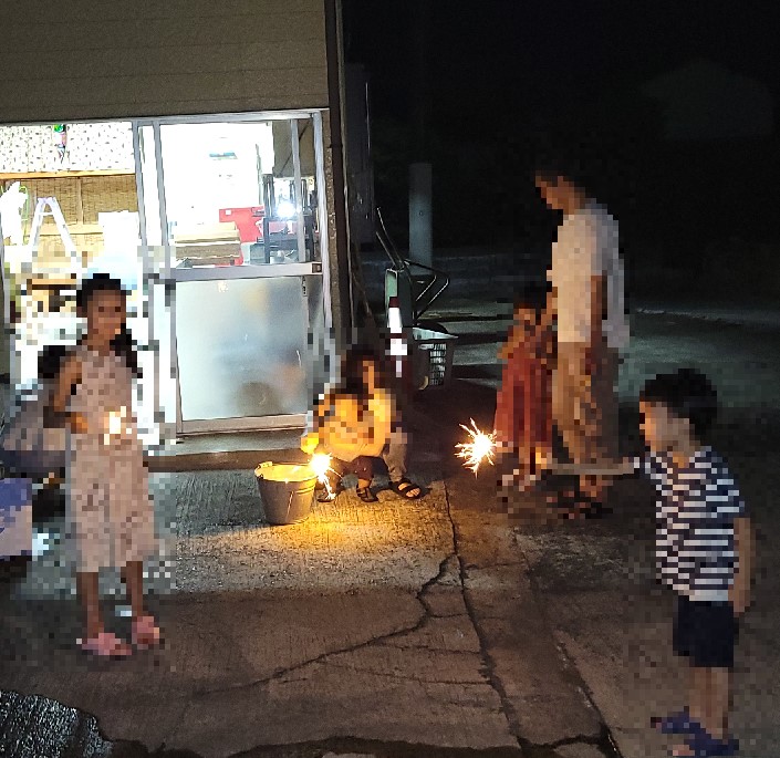 食事会の盛り上がり、そのままに花火に突入です(^_^)/