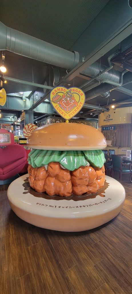 ラッキーピエロ名物「チャイニーズチキンバーガー」のチェアー!