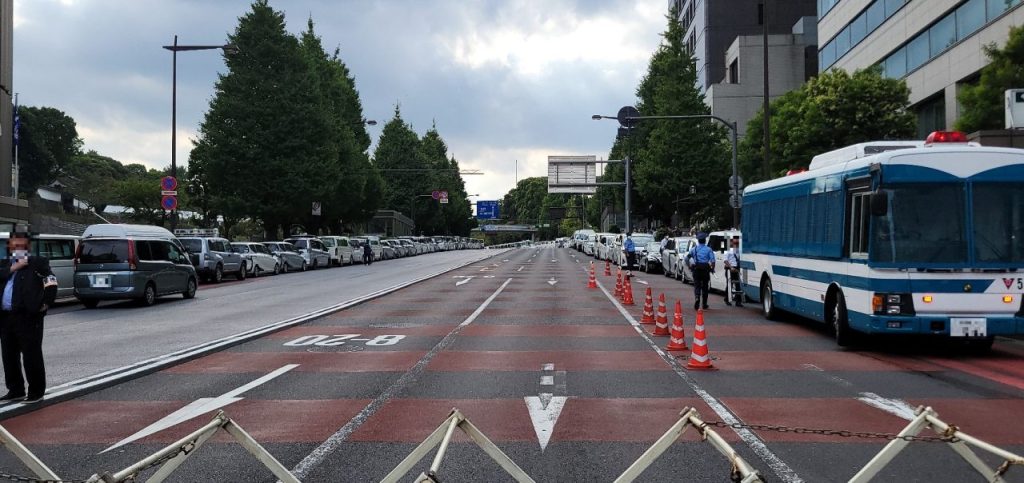 九段下駅の大学と反対側は通行止め!