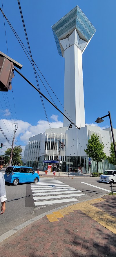 下から見上げる「五稜郭タワー」