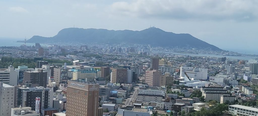 「五稜郭タワー」から見る「函館山」