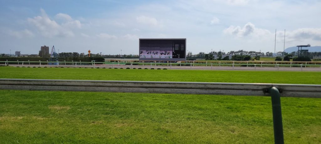 とてもきれいな「函館競馬場」