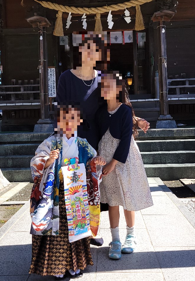 日枝神社の鳥居の下で家族写真