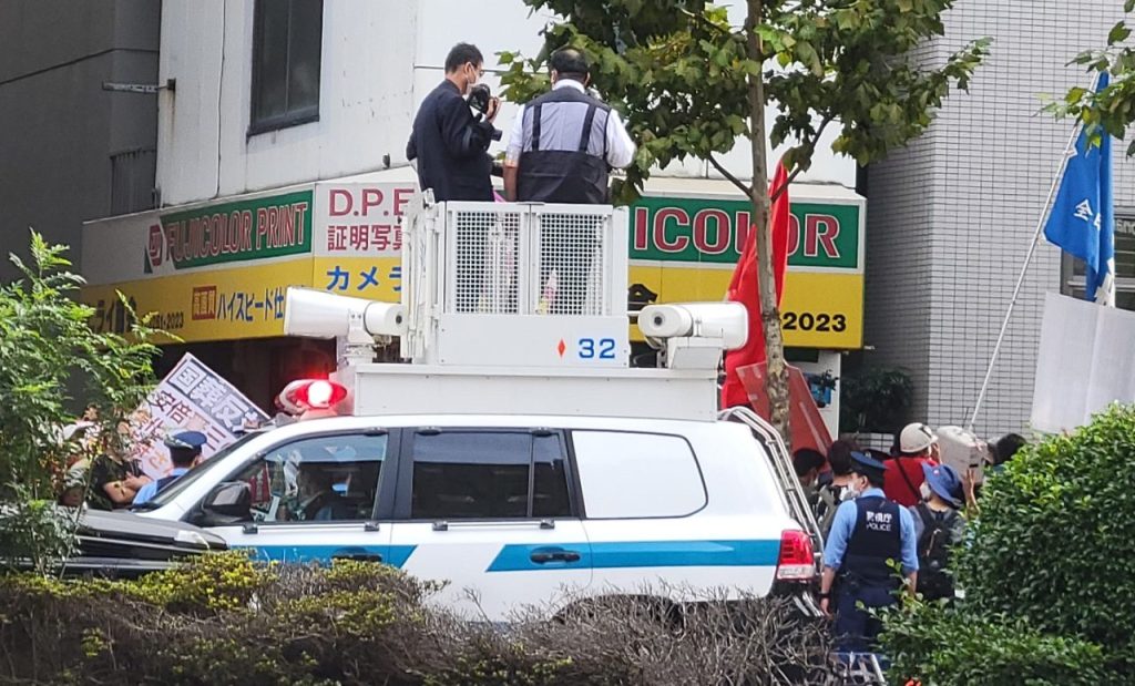 元総理の国葬反対デモが!ヘルメットまで被って物々しいです