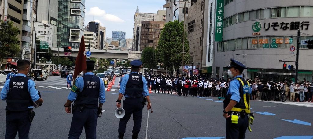 九段下駅を出ると物々しい雰囲気です(T_T)