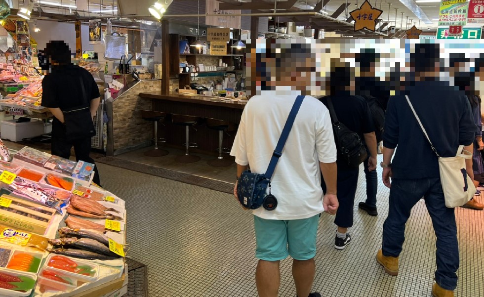 函館朝市をぶらりぶらり　美味しいそうな魚介類がズラリ