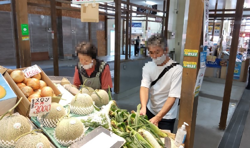 函館朝市をぶらりぶらり　美味しいそうなフルーツがズラリ