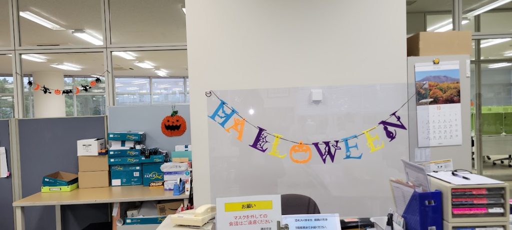 C大学の講義室にありますハロウィンの飾りつけです(>_<)