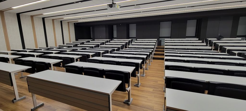 ２７４名の大型教室です。コロナ感染対策で、この教室で４限が約１２０名・５限が約１１０名を教えています。