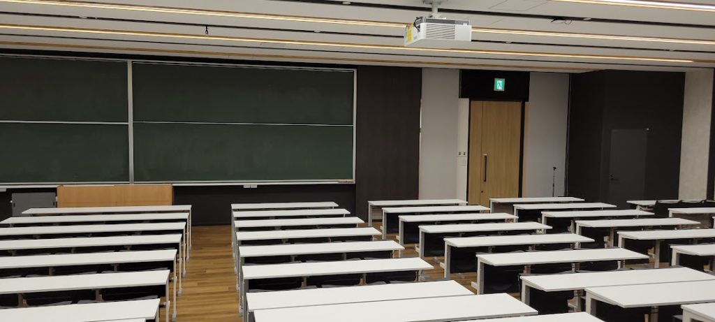 講義をしている10号館の10051号室です。