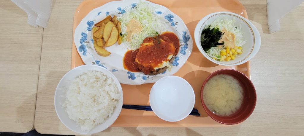 今日のメニューは「ハンバーグのマヨコーンチーズ焼き＆フライドポテト＋サラダ」