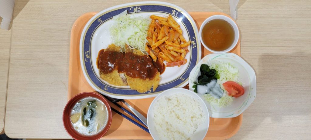 今日の私のランチは「サラダサンドポークカツ定食+サラダ」で４５０円です。