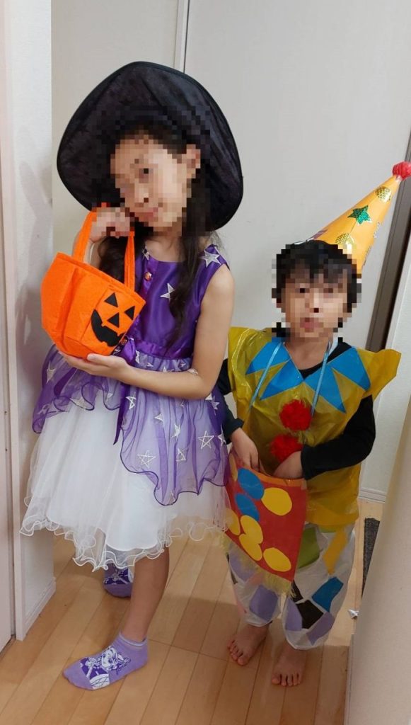 かわいらしい魔女とお化けはお菓子をもらってハイポーズ!