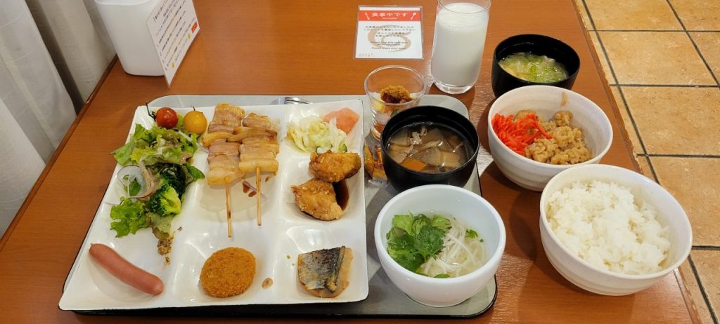 取り過ぎた私の朝食セット!これで何キロカロリーあるのかな?