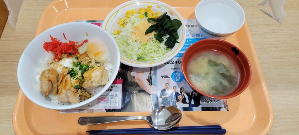私が選んだ本日のランチは「焼き鳥玉子丼+サラダ」400円です(^^)/