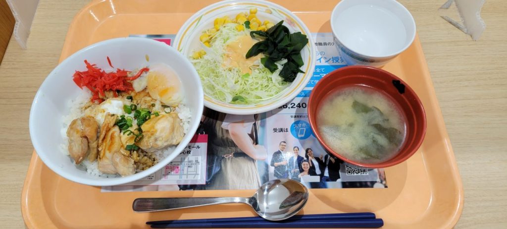 私が選んだ本日のランチは「焼き鳥玉子丼+サラダ」４００円です(^^)/