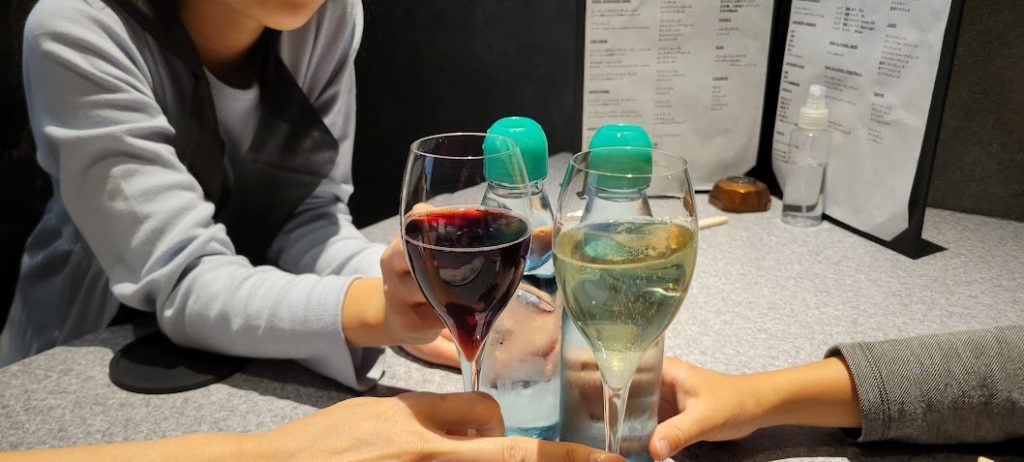 みんなで乾杯です「結婚10周年おめでとう」