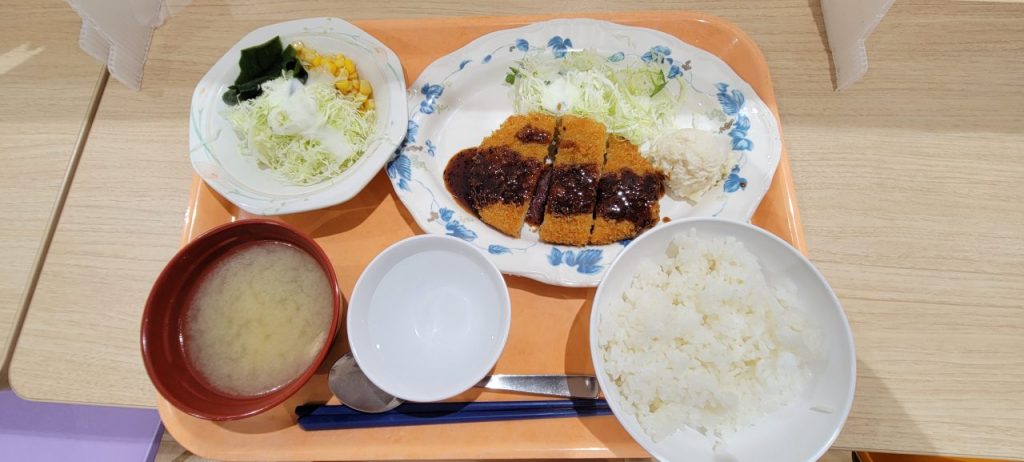 本日の私のランチは「とんかつ+サラダ」で４００円です(^^)/