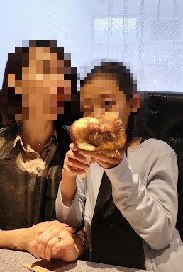 長女の顔と同じぐらいの大きなマツタケです!こんな大きなマツタケは見たことがありません(>_<)