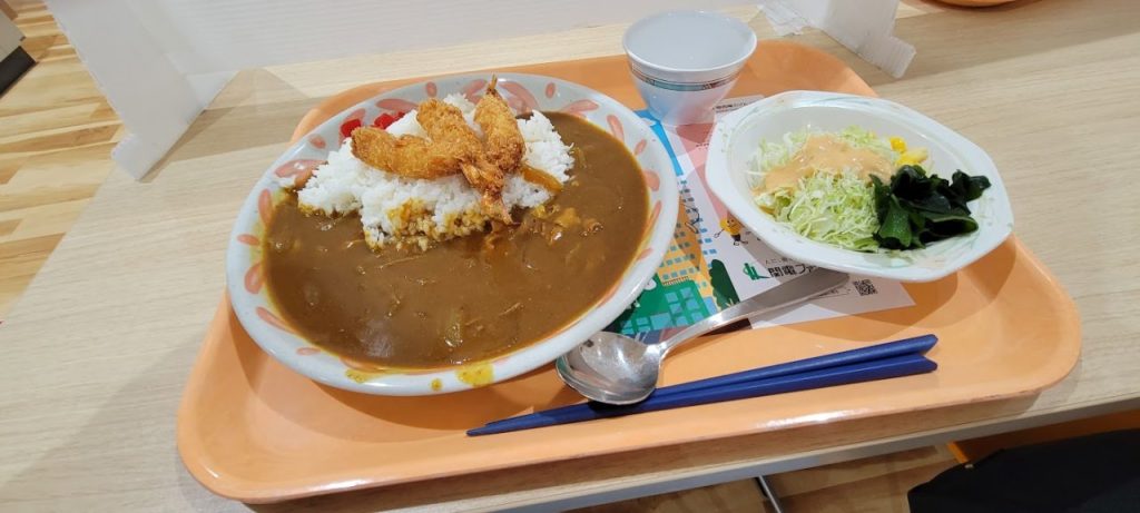 本日のメニュー「グルメカレー(エビフライ)+サラダ 400円」です。
