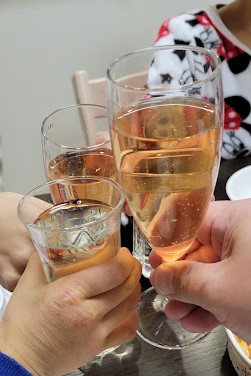 みんなで「乾杯」です。