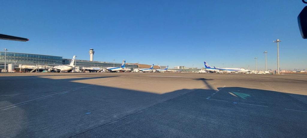 普段見られない外からの飛行機の待機風景です(*^_^*)