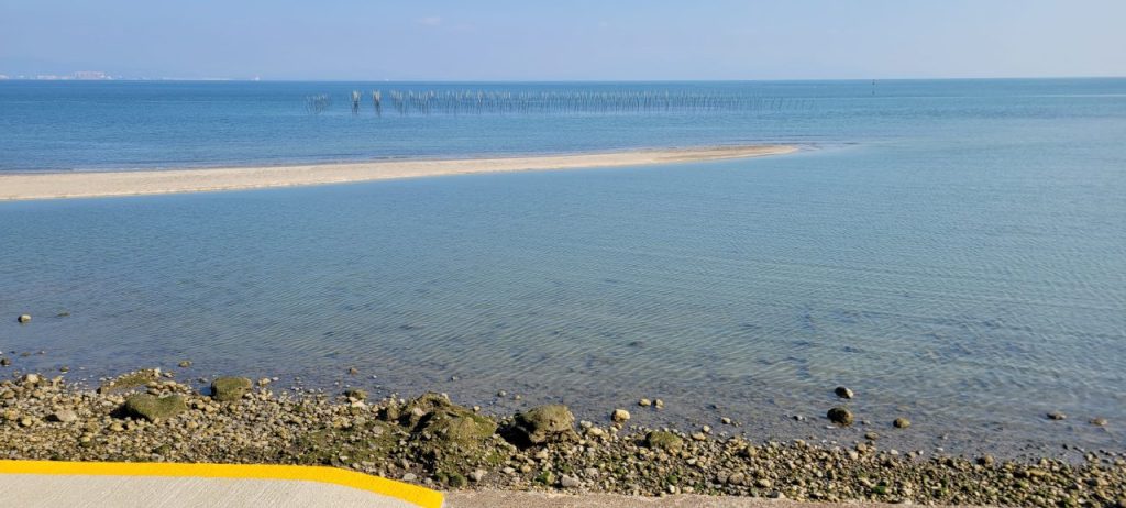 駅の隣はきれいな海です(*^_^*)さすが日本一海に近い島原鉄道「大三東駅」です。