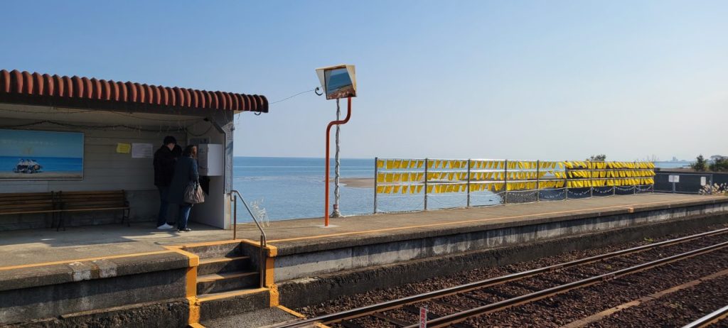 日本一海に近い島原鉄道「大三東駅」です。映画「幸せの黄色いハンカチ」や上白石萌歌が出演していたキリンレモンのCMのロケ地としても有名な駅です。