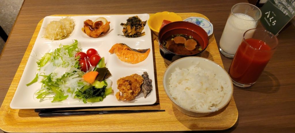今日の朝食ビュフェです。野菜中心でヘルシー?でも、どうしてもビュフェだと取り過ぎます(^_^;)