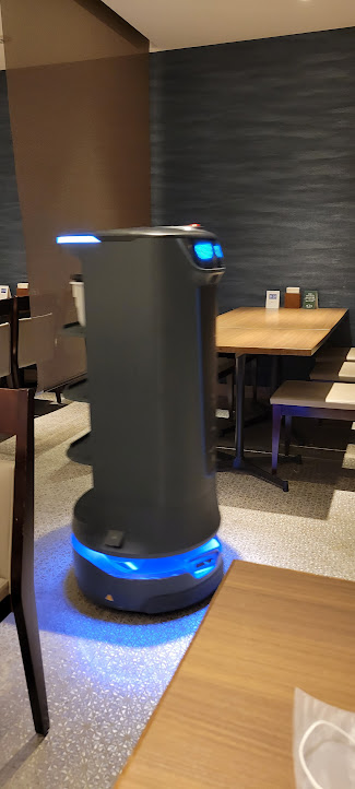 人件費を削るためにも大事なのが配膳ロボットかもしれません。
