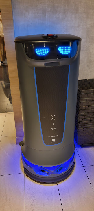 すごいホテルの朝食ビュフェでも配膳ロボットが!時代の進化を感じます(^^)/