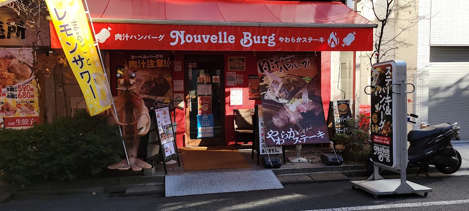 入り口の賑わいがすごい!エビに呼び来れれるようにお店に入りました。