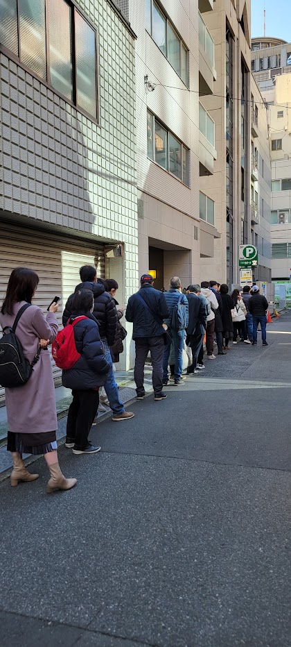 お店から離れたところに追加の行列が・・・これはいつになるか分からない(>_<)諦めます・・・