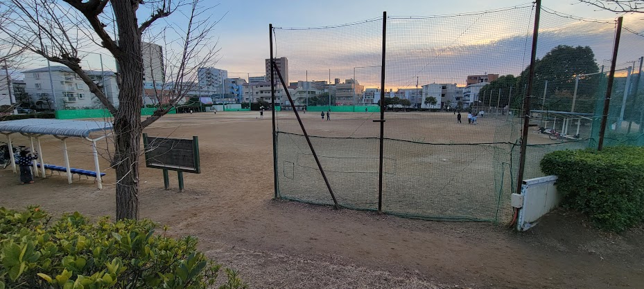 野球場があるとても大きい公園です。