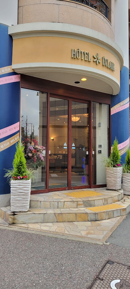 「ホテルエクレール博多」の綺麗な入口です。