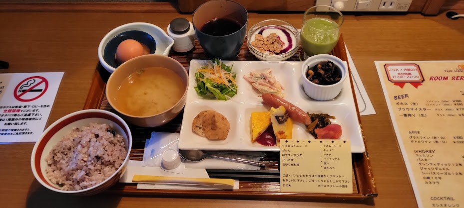 ボリューム満点で栄養バランスの取れた朝食です。仕事をしながら食べれて、とても嬉しいサービスです。