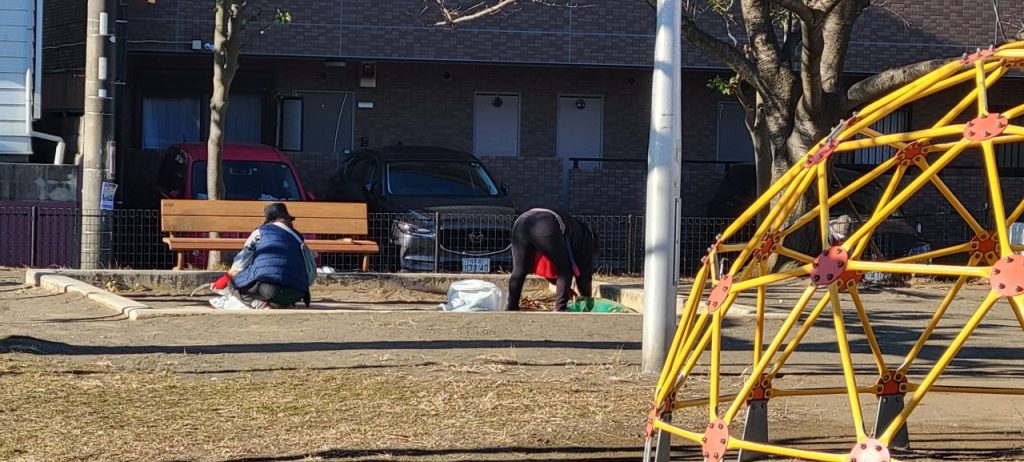 「塩の花公園」で遊具周りを中心に掃除しています