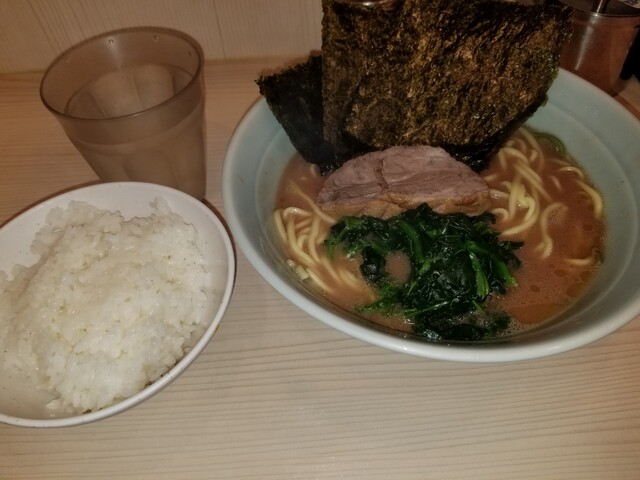 ラーメン並+サービスライス!ほうれん草がたまりません