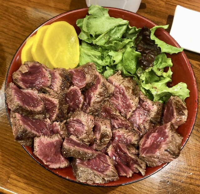 さすがランチ限定のやわらかハラミステーキ丼！肉のボリュームがすごい！