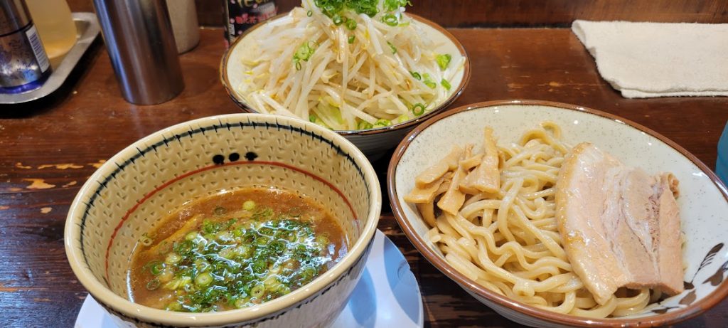 つけ麵+トッピングもやしです。やはりボリューム満点にするにはもやしは大切です!ラーメンにはもともとついていますがね(^^♪