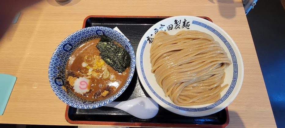 麺が太いせいか見た目以上にお腹がいっぱいになります(>_<)