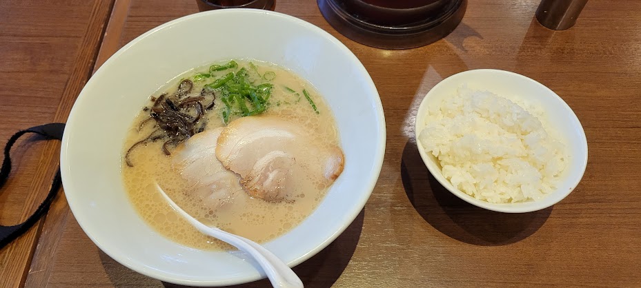 白丸とライスをチョイス！本当なら一口餃子まで行ければ