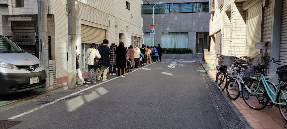帰り道には何か長い行列が!