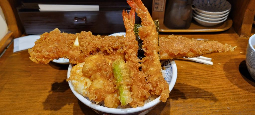 見てください!こんなにすごいボリュームの「江戸前天丼」
