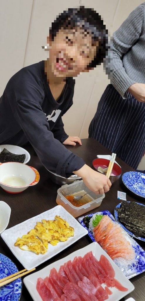 美味しそうに食べる長男!とても良い笑顔です(^_^)/