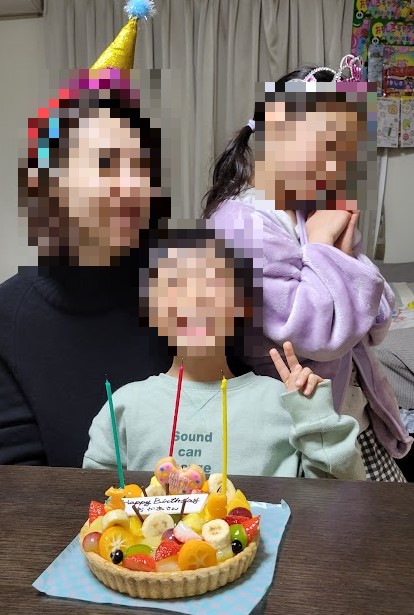 子供たちと一緒に笑顔で「ハッピーバースデー」