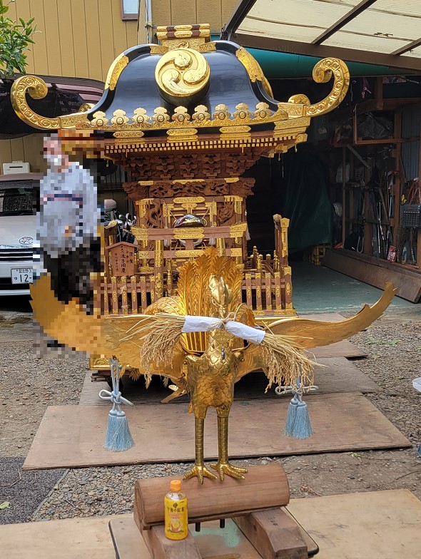 掃除をして綺麗になった大神輿と鳳凰です。