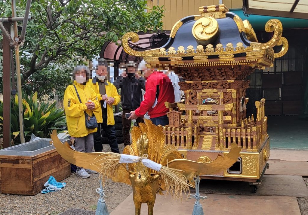 まずは大神輿を出して日向干しです(>_<)