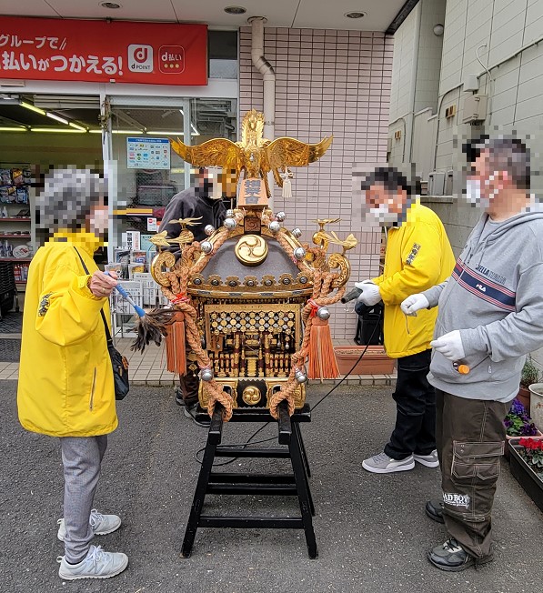 お店に飾っている神輿も綺麗に掃除します。