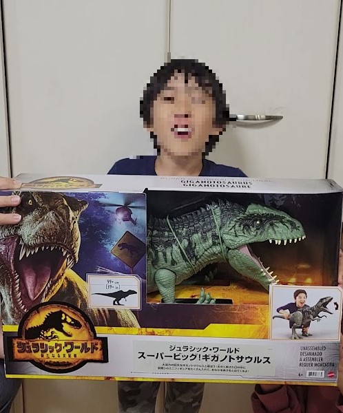恐竜大好き長男には巨大な恐竜「ギガノトサウルス」をプレゼント！